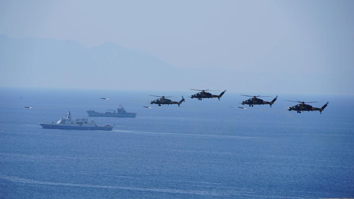 Τουρκική απόβαση σε ελληνικά νησιά: T129 ATAK στρώνουν το έδαφος με καταιγίδα πυραύλων στο TCG Bayraktar κατάφορτο με άρματα μάχης